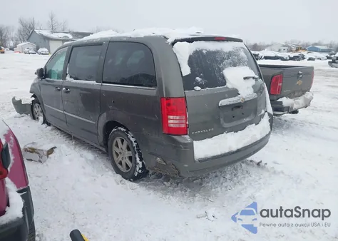 2010 Chrysler Town & Country Touring z USA, uszkodzony, nr VIN 2A4RR5D11AR392548